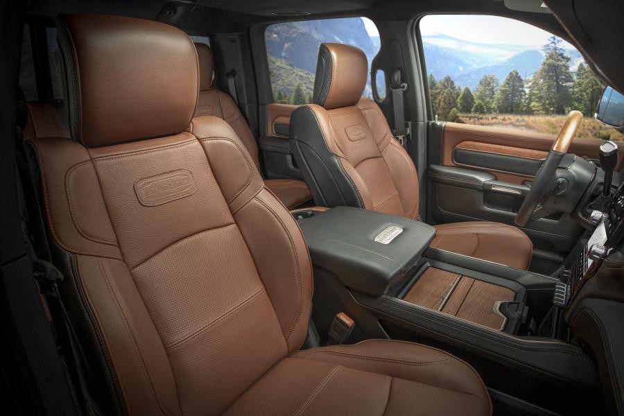 Интерьер Ram 2500 Laramie Longhorn Crew Cab (DJ) 2019 года  (фото 6 из 8)